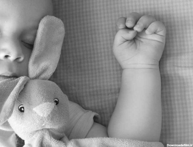 دانلود عکس سیاه و سفید عروسک و نوزاد