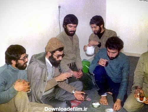 رهبر انقلاب در حال خوردن چای با رزمندگان+عکس