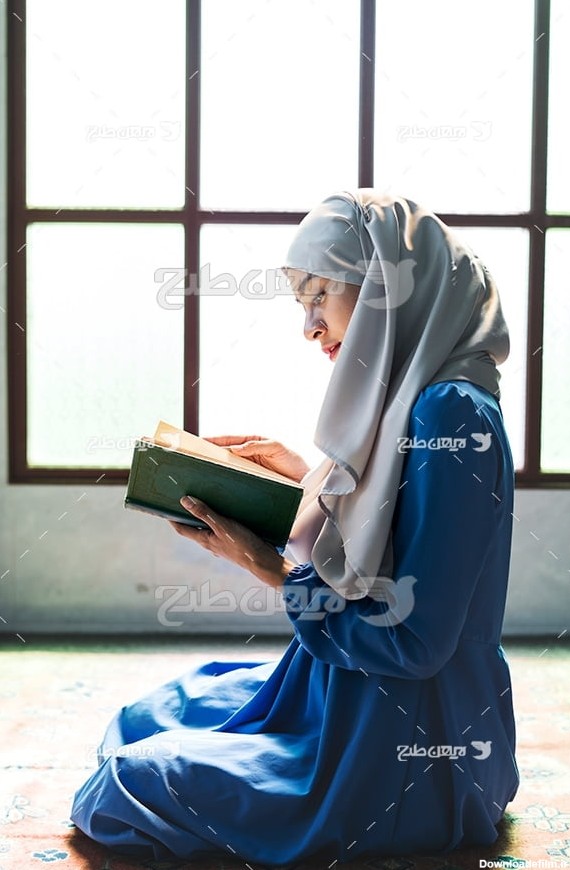عکس زن با حجاب در حال قرآن خواندن