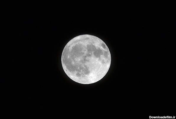 دانلود تصویر عکس منظره ای از یک ماه کامل سفید با رنگ سیاه در پس ...