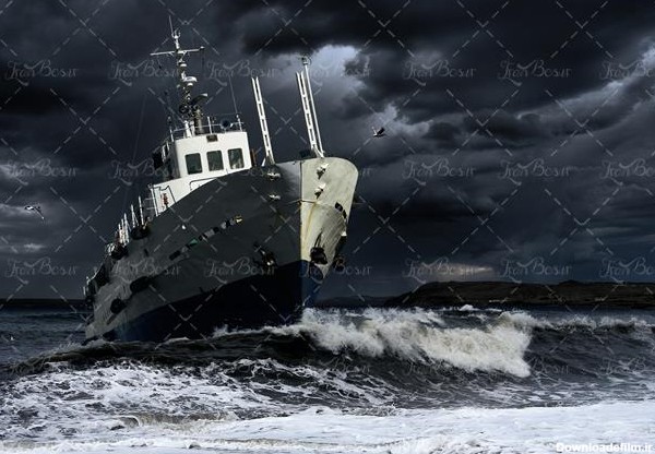 عکس کشتی در دریای طوفانی