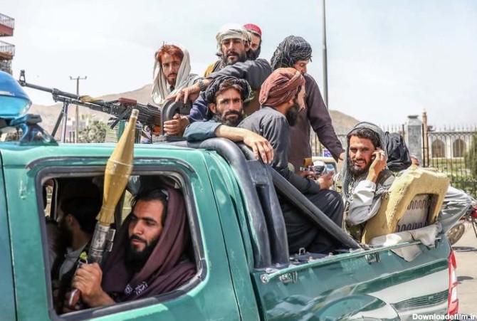 عکس| تیپ عجیب یک عضو طالبان