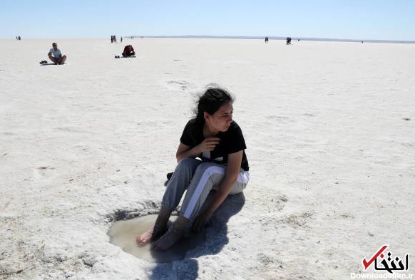 عکس/ گردشگران در دریاچه نمک ترکیه | سایت انتخاب