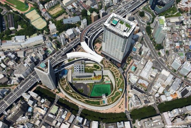 یک زمین فوتبال ذوزنقه شکل در وسط یک ساختمان و در مرکز شهر+ عکس