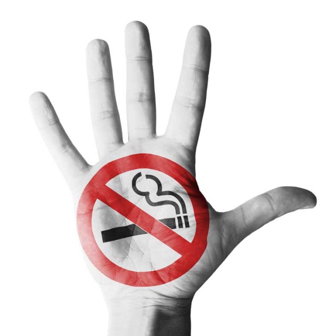 تصویر علامت سیگار کشیدن ممنوع روی دست