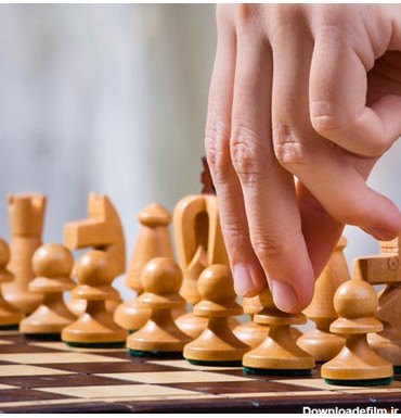 تصویر بازی شطرنج، مهره های سفید دست بازیکن در حالت آماده به حرکت سرباز دوم