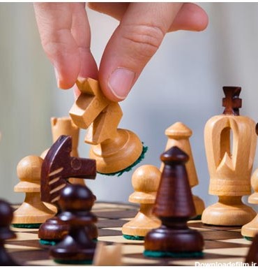 تصویر مهره های چوبی و زیبای شطرنج به رنگ قهوه ای