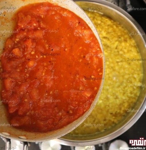 اضافه کردن گوجه ها به دال عدس