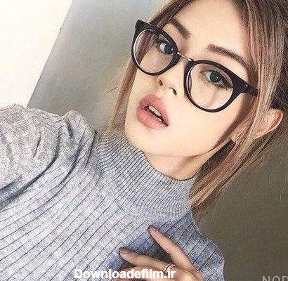 عکس دختر با عینک طبی برای پروفایل