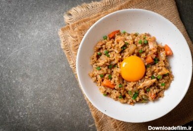 دانلود عکس برنج سرخ شده ماهی قزل آلا با تخم مرغ ترشی به سبک غذاهای آسیایی