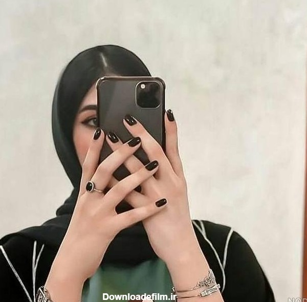 عکس دختر با گوشی ایفون ۱۱ برای پروفایل