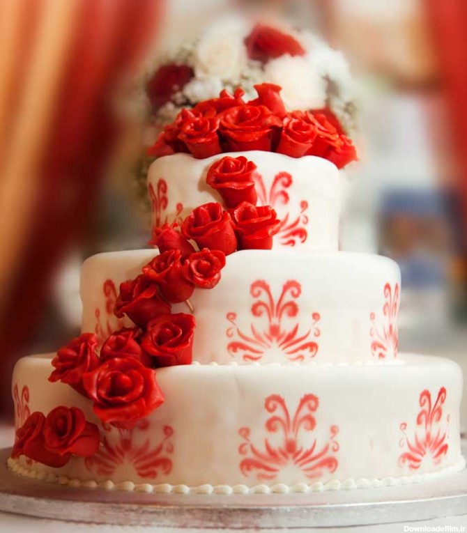 تصویر با کیفیت کیک سه طبقه با گل رز | تیک طرح مرجع گرافیک ایران