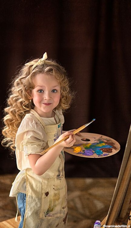 عکس دختر در حال نقاشی