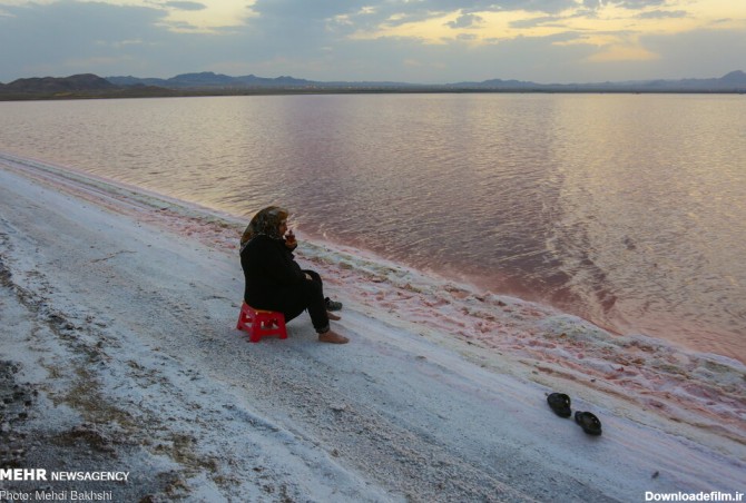 تصاویر| دریاچه نمک قم سرخ شد