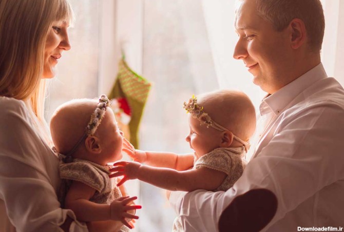 ایده عکاسی نوزاد دوقلو در آغوش پدر و مادر