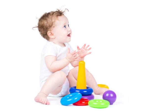 دانلود تصویر با کیفیت نوزاد در حال بازی با حلقه های رنگی
