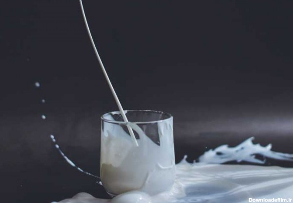 دانلود عکس ریختن یک لیوان شیر