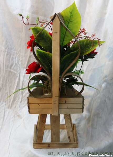 سبد گل زیبا با پایه چوبی