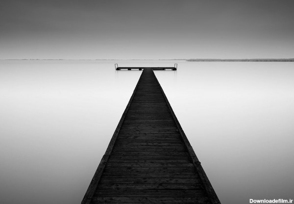 دانلود والپیپر سیاه و سفید از پل چوبی خاص روی دریا برای دسکتاپ