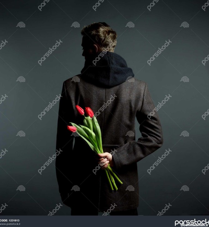 مرد جوان زیبا با گل 1231013