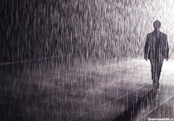 عکس مرد تنها زیر باران