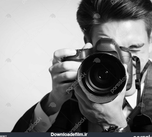 مرد جوان با استفاده از یک دوربین حرفه ای 1063977