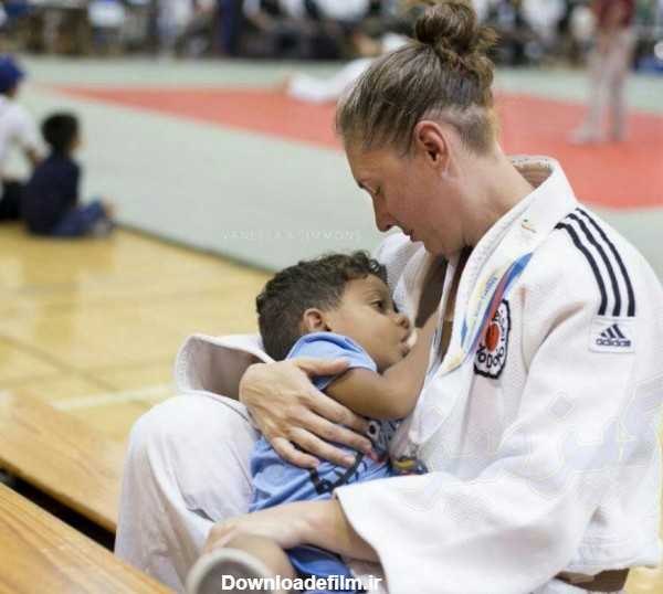 شیر دادن مادر به فرزندش در حین مسابقه ورزشی در المپیک