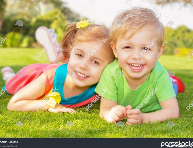 تصویر برادر و خواهر در تفریح ​​در پارک دو کودک شاد در حال ...