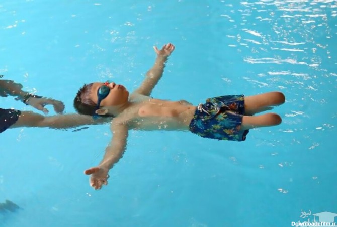 کودک اعجاب‌انگیز ایرانی که بدون پا شنا می‌کند و مثل باد ...