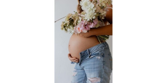 ژست عکس بارداری ایرانی نمای نزدیک شکم