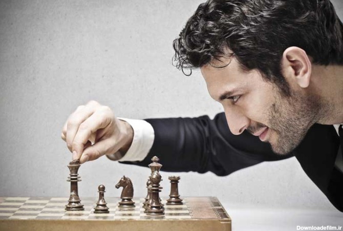 عکس با کیفیت آقا در حال بازی شطرنج