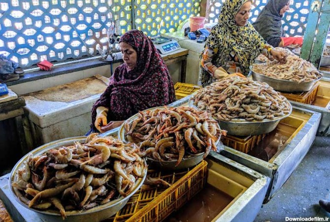 زنان فروشنده در بازار ماهی‌فروشان بندر عباس