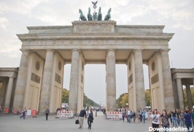 دانلود برلین، آلمان – اکتبر 03 دروازه براندنبورگ معروف ترین شهر برلین و آلمان واقع در نزدیکی Pariser Platz است. برندن