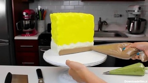 اضافه کردن میوه آناناس بین لایه های کیک