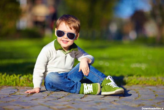 دانلود تصویر با کیفیت ژست عکاسی پسر بچه در فضای سبز