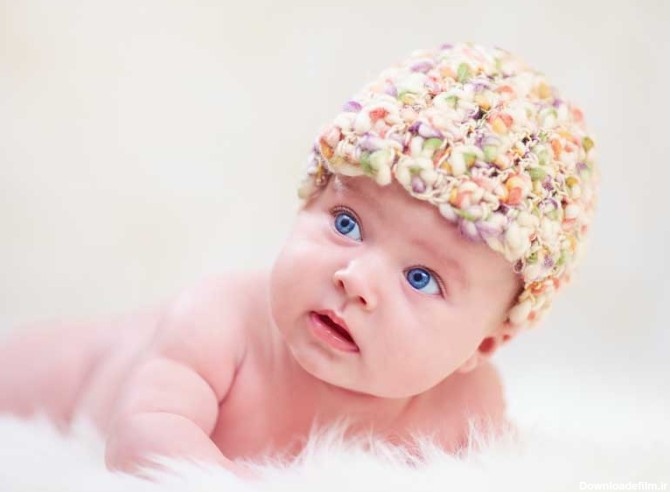 دانلود تصویر باکیفیت نوزاد چشم آبی با کلاه رنگی