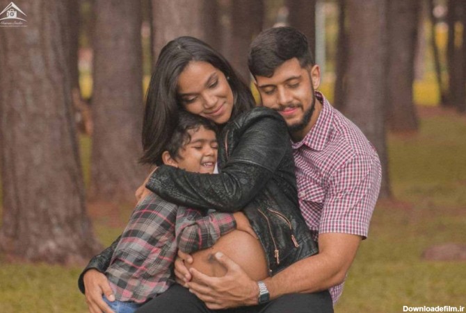 عکس بارداری با خانواده در آغوش هم