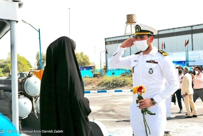 تصویری زیبا از احترام نظامی دریانورد ارتش به همسرش | این ...