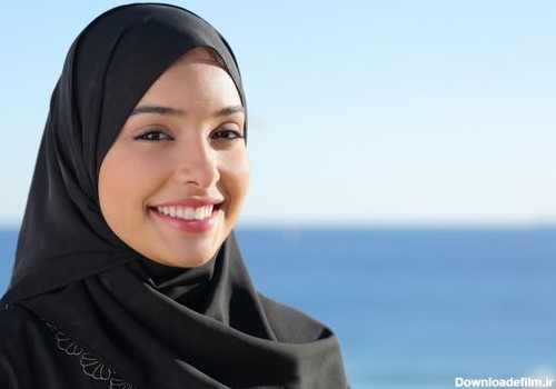 پروفایل فاطمه زن عرب عربستان با پوست کامل جدا شده در پس زمینه سفید ...