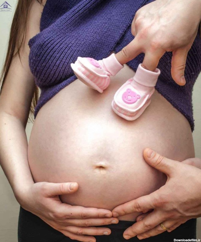 کفش نوزاد در جلسه عکسبرداری بارداری