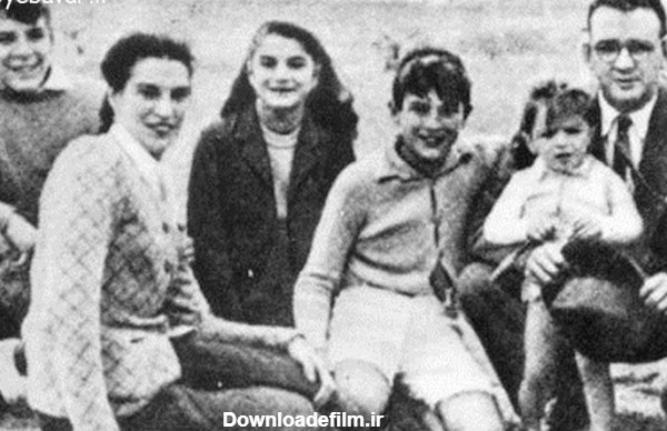 ارنست نوجوان (سمت چپ) با والدین و خواهر و برادرش، ج. 1944، از چپ به راست در کنار او نشسته است: سلیا (مادر)، سلیا (خواهر)، روبرتو، خوان مارتین، ارنستو (پدر) و آنا ماریا
