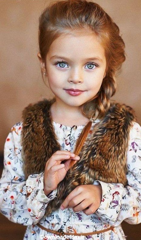 دختر بچه چشم رنگی