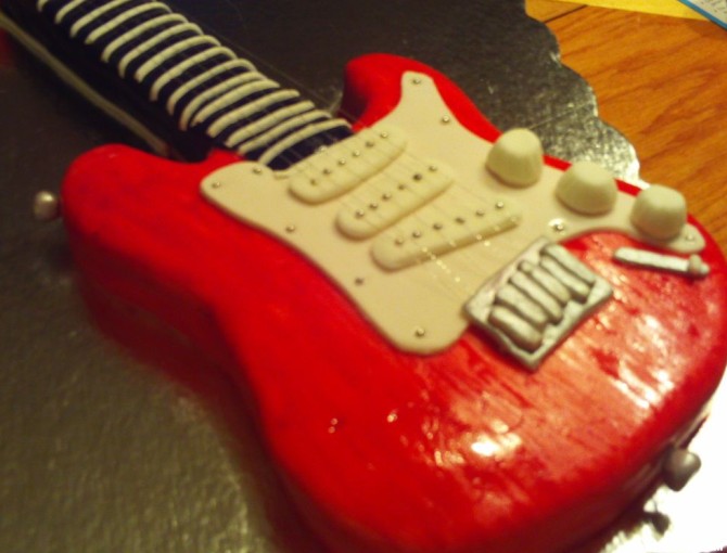 تزئین کیک به شکل گیتار - مجله تصویر زندگی