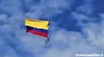 لحظه سقوط دو سرباز کلمبیایی در یک نمایش نظامی؛ تا آخرین لحظه زندگی سلام نظامی می‌دهند (فیلم)