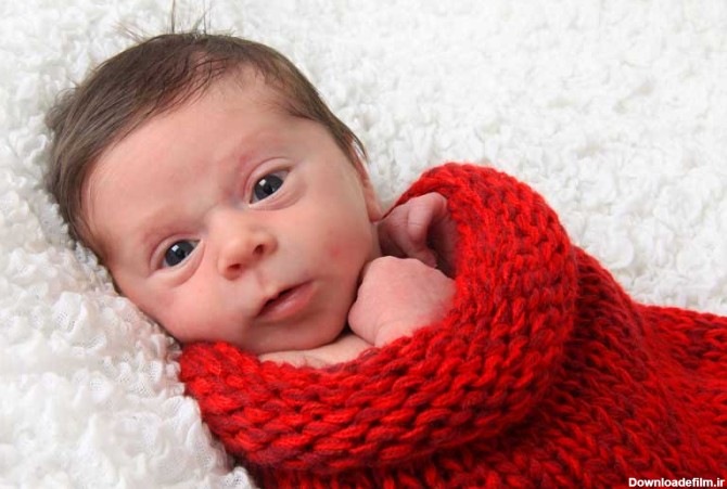 دانلود تصویر باکیفیت نوزاد زیبا با پوشش زمستانی