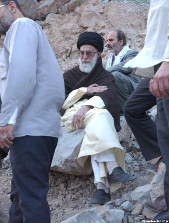 سردار سلیمانی به همراه رهبر انقلاب در کوهپیمایی +عکس