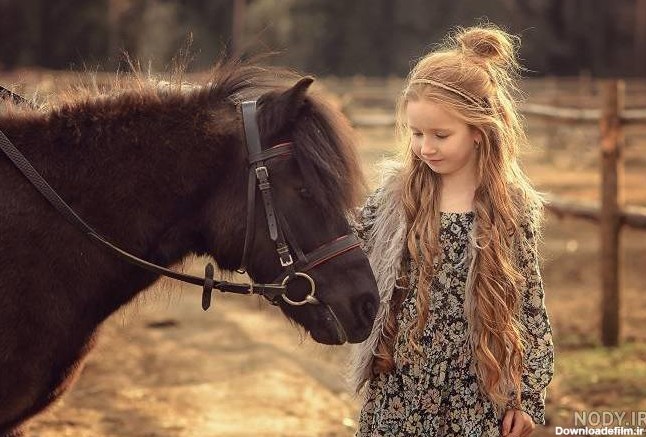 دستی کشیدن یک دختر بچه با اسب مسابقه‌ای در پیست! (+فیلم) | عصر ترکیه