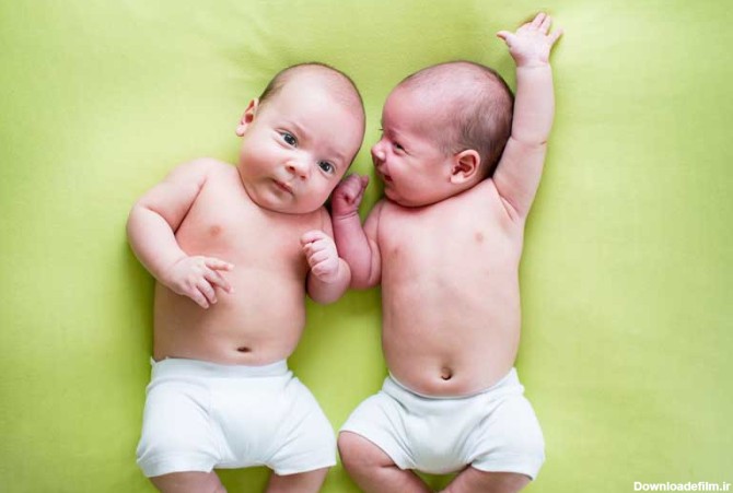 دانلود تصویر باکیفیت دو نوزاد با شرتک های سفید