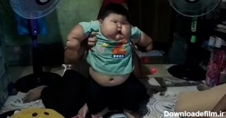 عکس| پسربچه‌ ۱۹ ماهه‌ با ۲۷ کیلوگرم وزن که لباس‌های پدرش را می‌پوشد