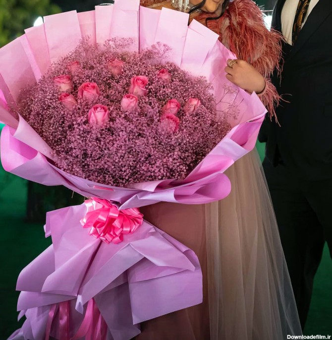 دسته گل ژیپسوفیلا صورتی با گل رز